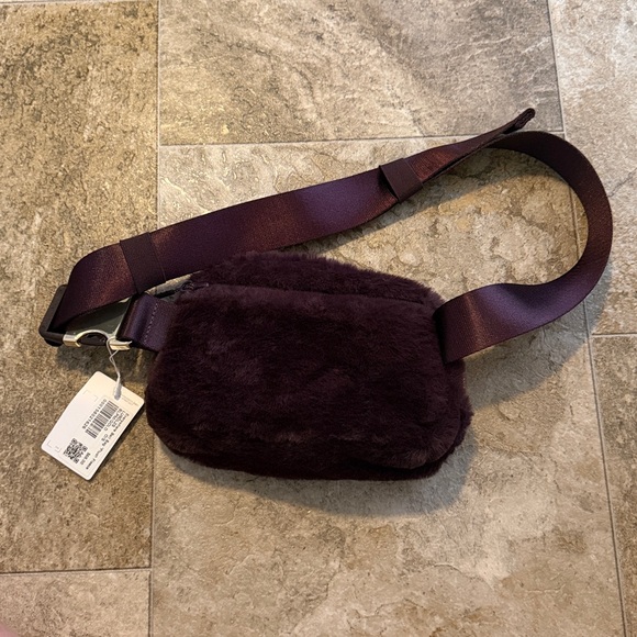 NWT Lululemon Plush Fleece Belt Bag in Deep Purple - Picture 2 of 3